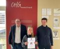 Bild: Otto-Hahn-Gymnasium/exb
Freude über den Erfolg: Im Bild von links Stefan Niedermeier, Schulleiter des Otto-Hahn-Gymnasiums, Preisträgerin Jessica Schulte und Chemielehrer Michael Straub.