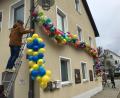 Bild: gri
Freudenberg ist bunt: Am Faschingswochenende brachten die Dorfbewohner Farbtupfer in die Hauptstraße.