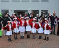Bild: jr
Die Kinder-und Showtanzgarde des Schlüsselclub Münchenreuth tanzten im Freien für die Bewohner de Seniorenheims St. Martin in Waldsassen, die von ihren Fenstern den Auftritt verfolgten. Auch das Prinzenpaar mit Stefanie I. und Daniel I. war beim Besuch vertreten.