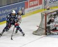 Archivbild: gb
Am Freitag gewannen die Blue Devils Weiden (Szene mit Philipp Siller, blaues Trikot) gegen die Memmingen Indians mit 3:2 nach Penaltyschießen. Am Sonntag legte der Spitzenreiter der Oberliga Süd nach und siegte beim EV Füssen mit 3:1.