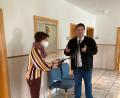 Bild: Gemeinde Fensterbach/exb
Abstand halten: Deswegen war der Bürgermeister mit einem extra langen Schlips zum Dienst gekommen.