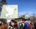Bild: Kay Nietfeld/dpa
Menschen demonstrieren gegen die russische Invasion der Ukraine an der Gedenkstätte für die getöteten sowjetischen Soldaten im Zweiten Weltkrieg.