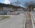 Bild: ow
Unterhalb der Sichelkurven der Kreisstraße soll der neu geschaffene Platz durch ein Multifunktionsgebäude, dem sogenannten Pavillon, abgeschlossen werden. Diese um 50 Zentimeter erhöhte transparente Konstruktion kann bei Veranstaltungen auch als Bühne genutzt werden.
