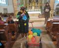Bild: jzk
Gemeindereferent Jochen Gößl hatte als Clown die richtigen Utensilien für den Fasching zum Kleinkindergottesdienst in Kemnath mitgebracht.