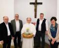 Bild: do
In der Stille des Klosters feierte Pater Andreas Hamberger seinen 80. Geburtstag. Unser Bild zeigt von links Bürgermeister Albert Nickl, Pater Roman Löschinger, Pater Andreas, Prior Pater Adrian Kugler und Elisabeth Nickl.
