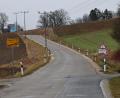 Bild: gf
Nicht gerade übermäßig breit ist die Straße zwischen Karmensölden und Poppenricht. Nachdem die Stadt Amberg den Bau des Radwegs auf ihrem „Hoheitsgebiet“ rechtsseitig ablehnt, bleibt als Alternative nur das Gelände linksseitig, wobei der Radweg „unterhalb“ des Straßenniveaus verlaufen soll und die Leitungsmasten auf einem mindestens eineinhalb Meter breiten Grünstreifen zwischen Straße und Radweg stehen bleiben können.