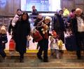 Bild: Sznapka Petr/CTK/dpa
Geflüchtete gehen nach ihrer Ankunft mit einem Sonderzug eine Treppe am Bahnhof im tschechischen Bohumin hinunter. In Tschechien sind am Wochenende die ersten Sonderzüge mit Flüchtlingen aus der von Russland angegriffenen Ukraine eingetroffen.