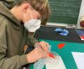 Bild: Agnes Roberson /exb
Konzentrierte Vorarbeit: Das Kunstwerk von Fabio Engel soll die Glasstraße von Waldsassen bis Passau darstellen.