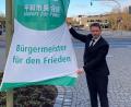 Bild: Stadt Weiden/exb
Weidens Oberbürgermeister Jens Meyer hisst die Flagge "Mayor for Peace" als Zeichen für den Frieden angesichts des Kriegs in der Ukraine.