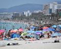 Bild: Clara Margais
Touristen am Strand von Arenal. Corona-Reisebeschränkungen werden auf Mallorca deutlich gelockert oder fallen ganz. Foto: Clara Margais/dpa