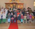 Bild: jr
Viele Kinder nutzten am Sonntag die Gelegenheit, den Familiengottesdienst in der Mitterteicher Pfarrkirche kostümiert zu besuchen. Kaplan Daniel Schmid (hinten links) zelebrierte den Gottesdienst, Pfarrer Anton Witt (hinten rechts) hielt eine Predigt in Reimform.