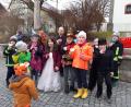 Bild: Rosa Schöner/exb
Faschingstreiben mit Pfr. Armin Maierhofer bei Früchtetee und Hefekücheln nach dem Messe am Kirchplatz.