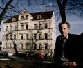 Bild: Literaturarchiv Sulzbach-Rosenberg
Walter Höllerer vor seinem Geburtshaus (1977)