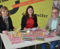 Bild: jr
Die Mitarbeiterinnen der Museumsfachstelle, Stefanie Schreiner und Barbara Habel, sowie Ikom-Vorsitzender Bernd Sommer stellten das Malbuch „Komm, heute gehen wir in das zwoelfer“ vor.