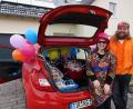 Bild: kaz
Jungkolpingleiterin Mirjam Müller und Hans Zaus lieferten 70 gefüllte Faschingstüten an Kinder im Kemnather Land aus.