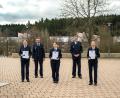 Bild: Polizeihauptmeister Bösl/exb
Die drei Prüfungsbesten mit ihren Gratulanten: (von links) Luca Wild, Seminarleiter Erster Polizeihauptkommissar Kurt Guggenberger, Annina Gutmann, Leitender Polizeidirektor Stefan Beil und Carolin Brief.