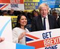 Bild: Stefan Rousseau/PA Wire/dpa/Archivbild
Der britische Premierminister Boris Johnson (rechts) neben Innenministerin Priti Patel.