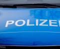 Bild: Christoph Soeder/dpa/Symbolbild
Der Polizei-Schriftzug steht auf einem Einsatzfahrzeug.