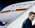 Bild: Britta Pedersen/dpa-Zentralbild/dpa
Wirtschafts- und Klimaschutzminister Robert Habeck geht an Bord einer Maschine der Flugbereitschaft am Flughafen Berlin Brandenburg BER, um nach Washington D.C. zu reisen.