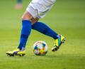 Bild: Jens Büttner/dpa-Zentralbild/ZB/Symbolbild
Ein Fußballspieler spielt den Ball.