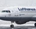 Bild: Silas Stein/dpa
Ein Airbus A320 der Fluggesellschaft Lufthansa auf dem Frankfurter Flughafen.