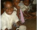 Bild: Verein Asante e. V. /exb
Kindergarten- und Schulkinder im kenianischen Tiwi bekommen vom Verein Asante den Frühstücksbrei Uji.