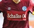 Bild: Uli Deck/dpa
Schalke lief beim KSC ohne dem Gazprom-Schriftzug auf den Trikots auf.