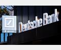 Bild: Hauke-Christian Dittrich/dpa
Das Logo der Deutschen Bank an einer Filiale.