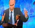 Bild: Alexander Zemlianichenko/AP/dpa
Wladimir Putin spricht bei  einer Pressekonferenz per Video zu Medienvertretern, Kremlsprecher Dmitri Peskow hört zu.