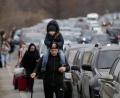 Bild: Sergei Grits/AP/dpa
Aus der Ukraine geflüchtete Menschen am Grenzübergang Mayaky-Udobne. Wegen des russischen Angriffs auf ihre Heimat sind Hunderttausende auf der Flucht.