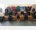 Bild: BSZ Wiesau/exb
Die Jugendlichen der Mittelschule Wiesau mit ihren handlichen Tischtennisplatten. Zudem im Bild (von links) stellvertretender BSZ-Leiter Wolfgang Prebeck und die betreuenden Lehrer Andreas Büttner, Manfred Sladky und Matthias Burger.