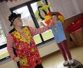 Bild: vsr
Ganz schön schräg: Mit seinen Zaubertricks begeisterte Zauberer Wobby die Kinder im Kinderhaus Sankt Marien in Krummennaab.