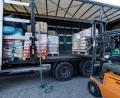 Bild: Matthias Balk/dpa
Ein Helfer lädt eine Europalette auf einen Lastwagen.