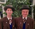 Bild: u
Die Mitglieder des Heimat- und Trachtenvereins Hirschau bestätigen die beiden Vorsitzenden Michael Meier (links) und Gaston Lottner einstimmig in ihren Ämtern.