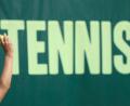 Bild: Friso Gentsch/dpa/Symbolbild
„Tennis“ steht bei einem Turnier auf einer Plane.