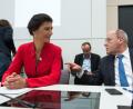 Bild: picture alliance / dpa
Gregor Gysi und Sahra Wagenknecht  unterhalten sich bei einer  Fraktionssitzung im Oktober 2015.