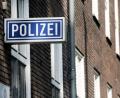 Bild: Roland Weihrauch/dpa/Symbolbild
Ein Schild mit der Aufschrift "Polizei" hängt an einem Polizeipräsidium.