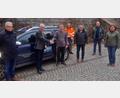 Bild: ld
Den neuen Wassermeister Tobias Nickl (Dritter von links) hießen im Kreise der Kollegen willkommen: Vorsitzender Peter König (Zweiter von links), Geschäftsführer Thomas Prechtl (Dritter von rechts) und der ehemalige Wassermeister Gerhard Daubner (links).