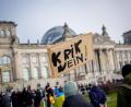 Bild: Kay Nietfeld/dpa
Eine Teilnehmerin hält das Plakat ihrer Kinder mit der Aufschrift „Krik Nein“ vor dem Reichstagsgebäude am Rande der Demonstration gegen den Krieg in der Ukraine.