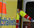 Bild: Jens Kalaene/zb/dpa
Ein Rettungsassistent steigt in einen Rettungswagen.