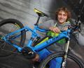 Archivbild: Felix Kästle
Cube-Mitarbeiter Thomas Männel zeigt ein E-Mountainbike mit Bosch-Antrieb.