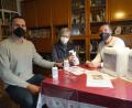 Bild: kaz
Timo Györi, und Benjamin Eibisch (von links) unterstützen das Hilfsprojekt Feuerkinder von Dr. Annemarie Schraml (Mitte) mit Desinfektionsmittel.