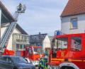 Bild: Einsatz-Report24/dpa
Einsatzkräfte der Feuerwehr löschen einen Brand in einem Einfamilienhaus im Kreis Karlsruhe. Drei Tote sind nach Angaben der Polizei dort geborgen worden.