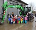 Bild: Ilona Kilian/exb
Die Kinder der Schatzinselgruppe des Kinderhauses Dorfpiraten durften den neuen Bagger der Familie Scharnagl besichtigen.