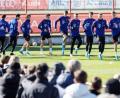Bild: Matthias Balk/dpa
Beim ersten Training der Profis mit Fans seit Oktober 2021, wärmen sich die Spieler zu Beginn des Trainings auf.