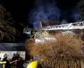 Bild: exb/Feuerwehrverband Schwandorf
Auch über den Balkon bekämpften die rund 80 Feuerwehrleute den Brand.