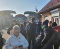 Bild: Hans Franz/exb
Am Grenzübergang Veľké Slemence stehen die Leute am Nachmittag bei relativ milden Temperaturen zunächst in lockerer Reihe an. Auch Hans Franz gelang hier die Ausreise. Die Frau mit dem weißen Mantel brachte ihren Sohn, der in der Slowakei studiert zum Übergang, kehrte selbst aber in die Ukraine zurück.