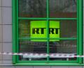 Bild: Pavel Golovkin/AP/dpa
Das Logo des staatlichen russischen TV-Senders RT ist im Fenster des Firmenbüros zu sehen.