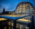 Bild: Michael Kappeler/dpa
Der Deutsche Bundestag im Reichstagsgebäude mit der gläsernen Kuppel. Das neue Lobbyregister des Bundestages ist bereits kräftig gefüllt.