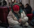 Bild: Bernat Armangue/dpa
Hunderttausende Menschen suchen Zuflucht vor dem Krieg. Ein ukrainisches Mädchen streichelt im Bahnhof ihre Katze, die sie in ihrem Mantel schützt.